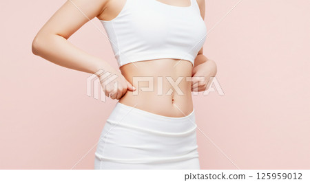 白皮膚女人美麗纖細的腰線 125959012