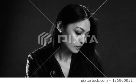 Thoughtful woman in black and white portrait Thoughtful woman in black and white portrait 125960031