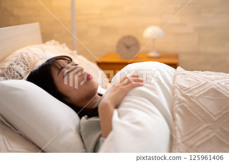 一位女士在清晨的陽光下平靜地醒來 一位女士在清晨的陽光下平靜地醒來 125961406