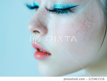 戴睫毛的女人 AI 圖像 125961538