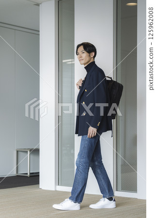 A businessman in his 30s going to work A businessman in his 30s going to work 125962008