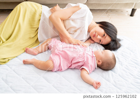 Japanese parent and child Japanese parent and child 125962102