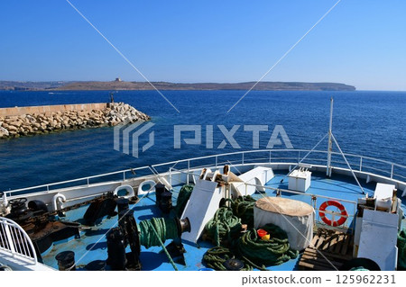 馬耳他共和國，馬耳他島，Cirkewwa 港，馬耳他和戈佐島之間的渡輪，南科米諾海峽，科米諾島遠景 125962231