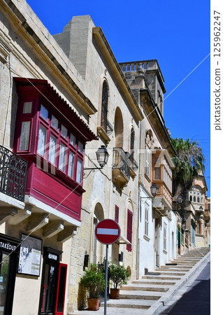 馬耳他共和國，戈佐島，維多利亞，有凸窗的街道 125962247