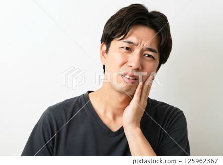 一名男子因臼齒疼痛而感到沮喪 125962367