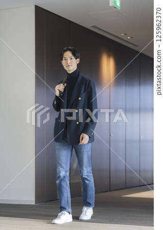一位 30 多歲的商人去上班 一位 30 多歲的商人去上班 125962370