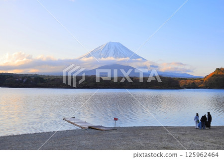 從精進湖/山梨縣富士河口湖町看到的富士山和大室山 從精進湖/山梨縣富士河口湖町看到的富士山和大室山 125962464