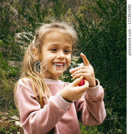 little cute girl with mirror outside playing having fun, lifestyle people concept 125962486