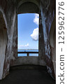 從寺廟內部看海景 125962776