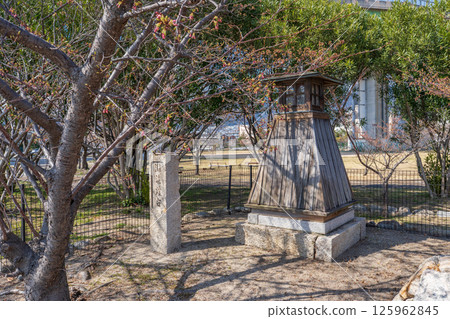 The restored wooden Nadahama Lighthouse in Nadahama Green Space, Kobe, Hyogo Prefecture 125962845