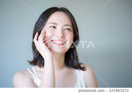 易於使用，美麗肌膚，年輕女性的美麗和美麗形象特寫 125963072