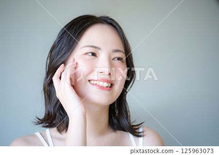 易於使用，美麗肌膚，年輕女性的美麗和美麗形象特寫 125963073
