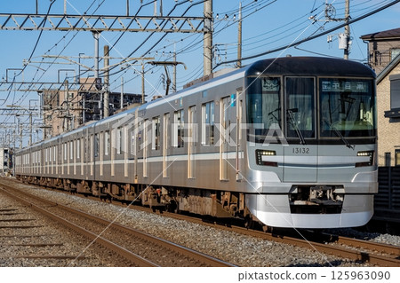 東京地鐵日比谷線13000系列列車行駛於東武晴空塔線 東京地鐵日比谷線13000系列列車行駛於東武晴空塔線 125963090