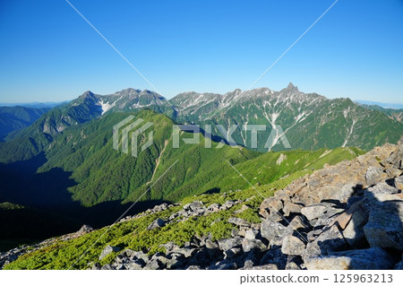從大天照山眺望穗高山和矢里山 從大天照山眺望穗高山和矢里山 125963213