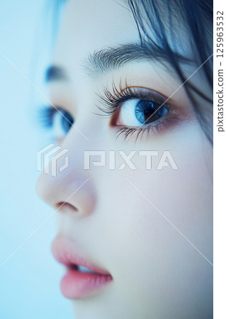 凝視著睫毛的女人 AI 影像 125963532