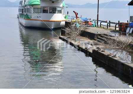 豬苗代湖：遊覽船和鴨子 125963824