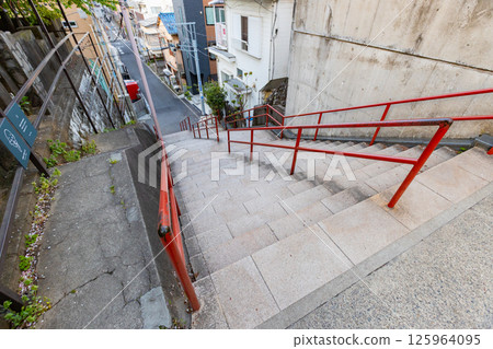 東京新宿須賀神社：因電影場景而聞名的紅色扶手樓梯 125964095