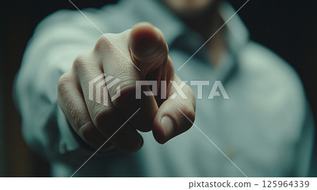 特寫鏡頭：一名男子用手指指著控制和權威的概念 125964339