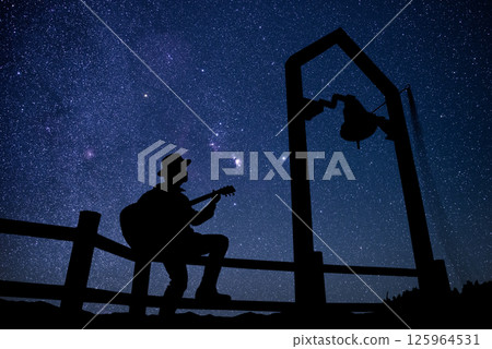 星空和吉他手的輪廓 星空和吉他手的輪廓 125964531