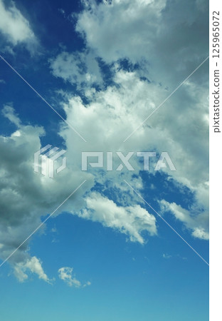 藍天白雲形成鮮明對比的美麗風景 藍天白雲形成鮮明對比的美麗風景 125965072