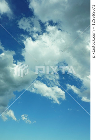 藍天白雲形成鮮明對比的美麗風景 藍天白雲形成鮮明對比的美麗風景 125965073