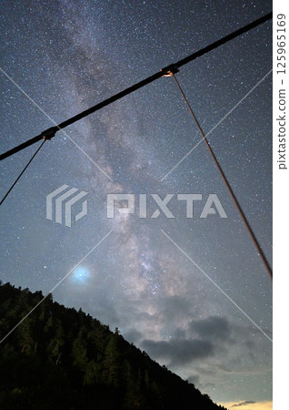 The Milky Way and the Perseid meteor shower in Kamikochi 125965169