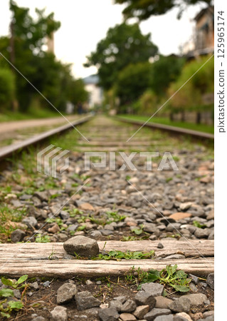 小樽舊手宮線的鐵軌和廢棄的石頭 125965174