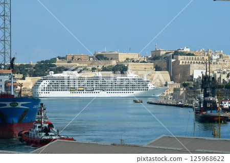 馬耳他共和國、馬耳他島、三城、大港、遊輪、遠處的瓦萊塔 馬耳他共和國、馬耳他島、三城、大港、遊輪、遠處的瓦萊塔 125968622