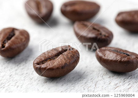 roasted coffee beans 125969804