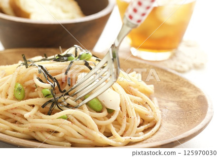Spaghetti with edamame, squid and cod roe Spaghetti with edamame, squid and cod roe 125970030