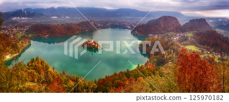 Lake Bled, Slovenia, seasonal autumn travel background, panorama 125970182