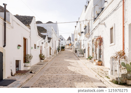 Trulli alley in Alberobello 125970275