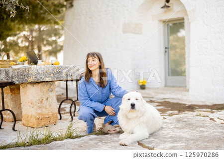 Pause in the countryside 125970286