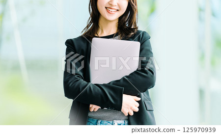 帶筆記型電腦的微笑的女人/女商人 125970939