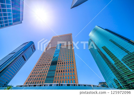 日本東京城市景觀，俯瞰汐留商業區和 Yurikamome 125972096