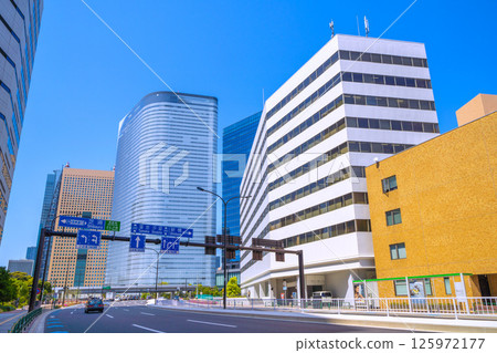 日本東京城市景觀。前面是潮崎橋路口，六車道的道路在這裡變寬。後面是電通 125972177