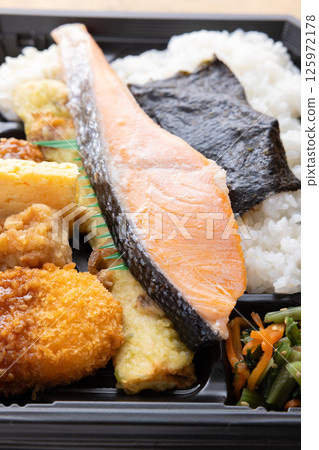 美味的鹹鮭魚和海藻便當 125972178