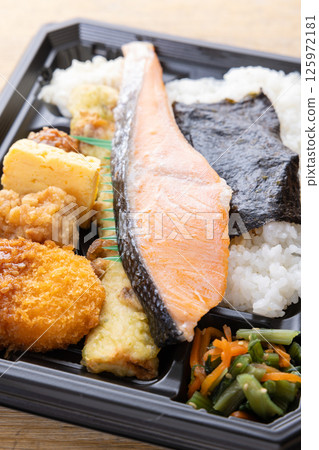 美味的鹹鮭魚和海藻便當 125972181