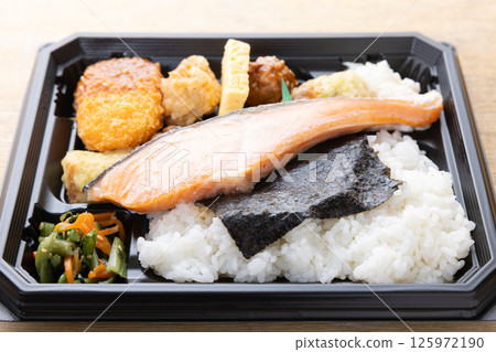 美味的鹹鮭魚和海藻便當 125972190