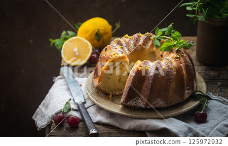 Lemon bundt cake Lemon bundt cake 125972932