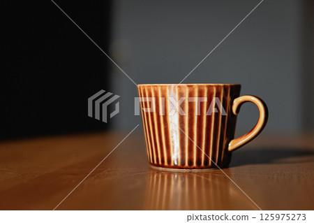 自然光照射下的溫暖陶瓷杯 125975273