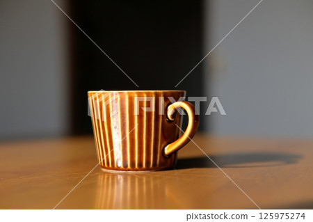 柔和燈光照亮的咖啡杯 125975274