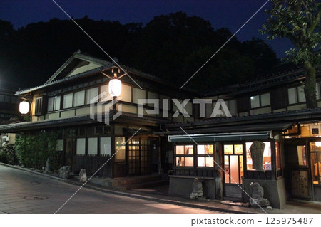 A mountain inn 125975487