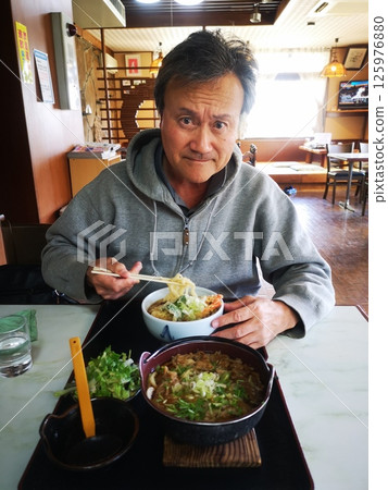 一名男子在烏龍麵餐廳吃天婦羅烏龍麵 一名男子在烏龍麵餐廳吃天婦羅烏龍麵 125976880