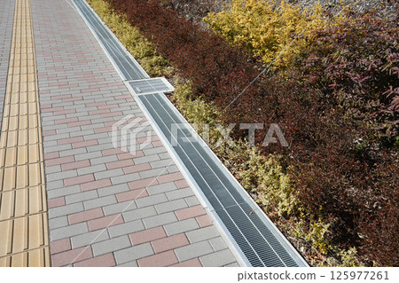 Sidewalks and gratings 125977261