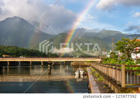 屋久島近海阿爾卑斯山的美麗晨虹（七月） 125977392