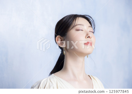 Young lady's portrait 125977845