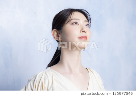 Young lady's portrait 125977846