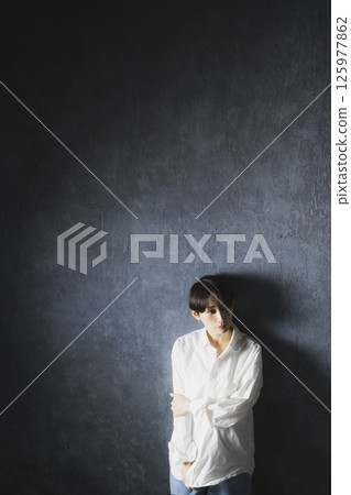 一個穿白襯衫的女人 125977862