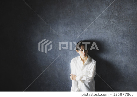 一個穿白襯衫的女人 125977863